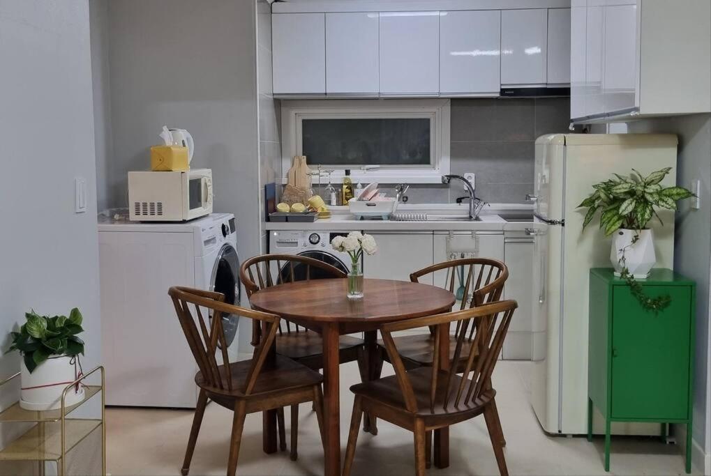 Hygge In Sinchon Apartment Seoul