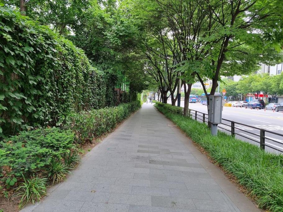 Hygge In Sinchon Apartment